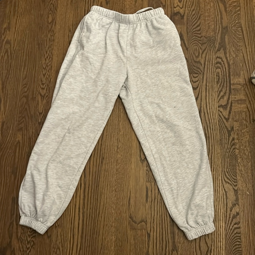 The brand is Garage, and the color is a light grey. Baggy fit.